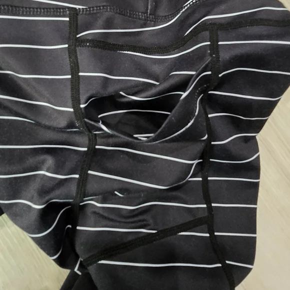 Zyia Active Women Capri Leggings Size 8-10 Black Striped High Waist Pockets - Picture 2 of 8
